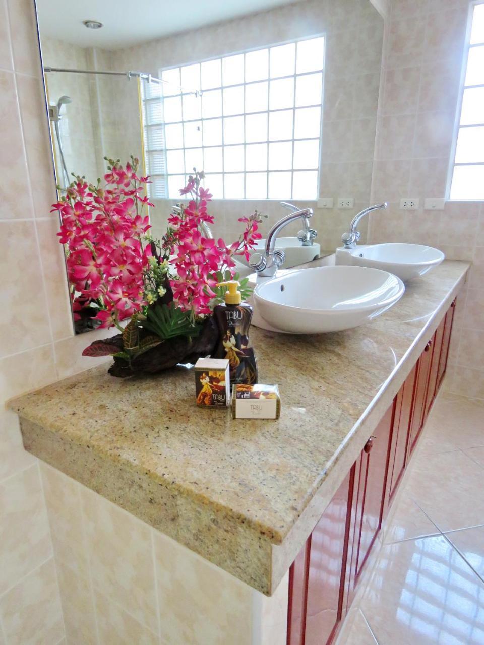 Butterfly Garden Boutique Residences Large Luxury Apts And Villas A Lifetsyle Destination By Neang, Everything You Need All Right Here 1-3 Bedrooms 110 To 190 Sq Mtrs, 2 Full Bathrooms, Rain Shower, Spa Bath, Bbq, Free Wifi, Staff 24-7, Close To Beac 芭達亞 外观 照片
